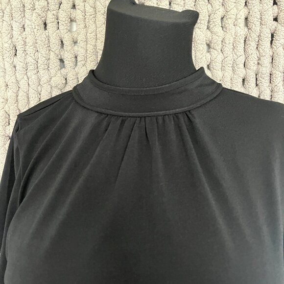 Banana Republic Factory Black Pleated Back Tee Medium - Picture 2 of 9